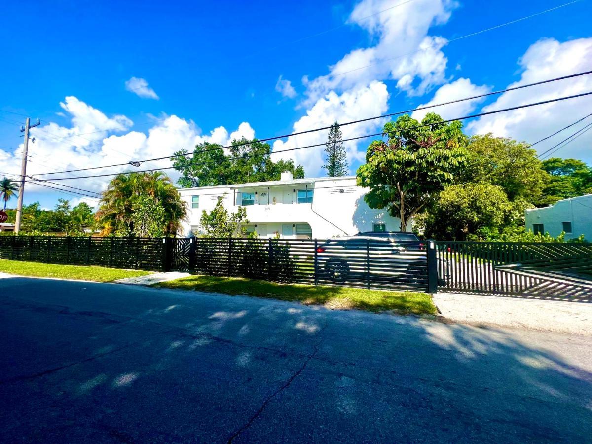 3 Seasons At The Carrington 3 Separate 2 Bedroom 1 Bathroom Apartments And A 3 Bedroom 2 Bathroom Villa マイアミ エクステリア 写真