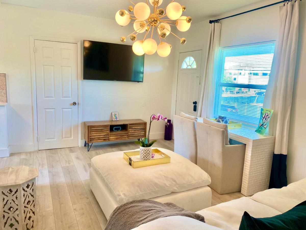 3 Seasons At The Carrington 3 Separate 2 Bedroom 1 Bathroom Apartments And A 3 Bedroom 2 Bathroom Villa マイアミ エクステリア 写真