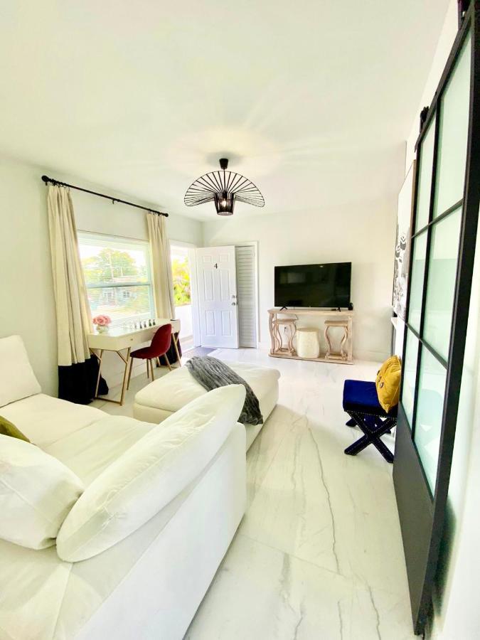 3 Seasons At The Carrington 3 Separate 2 Bedroom 1 Bathroom Apartments And A 3 Bedroom 2 Bathroom Villa マイアミ エクステリア 写真