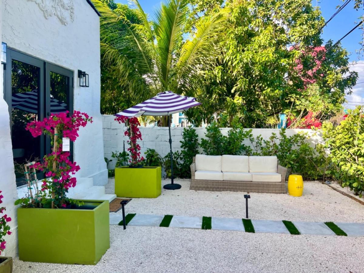 3 Seasons At The Carrington 3 Separate 2 Bedroom 1 Bathroom Apartments And A 3 Bedroom 2 Bathroom Villa マイアミ エクステリア 写真