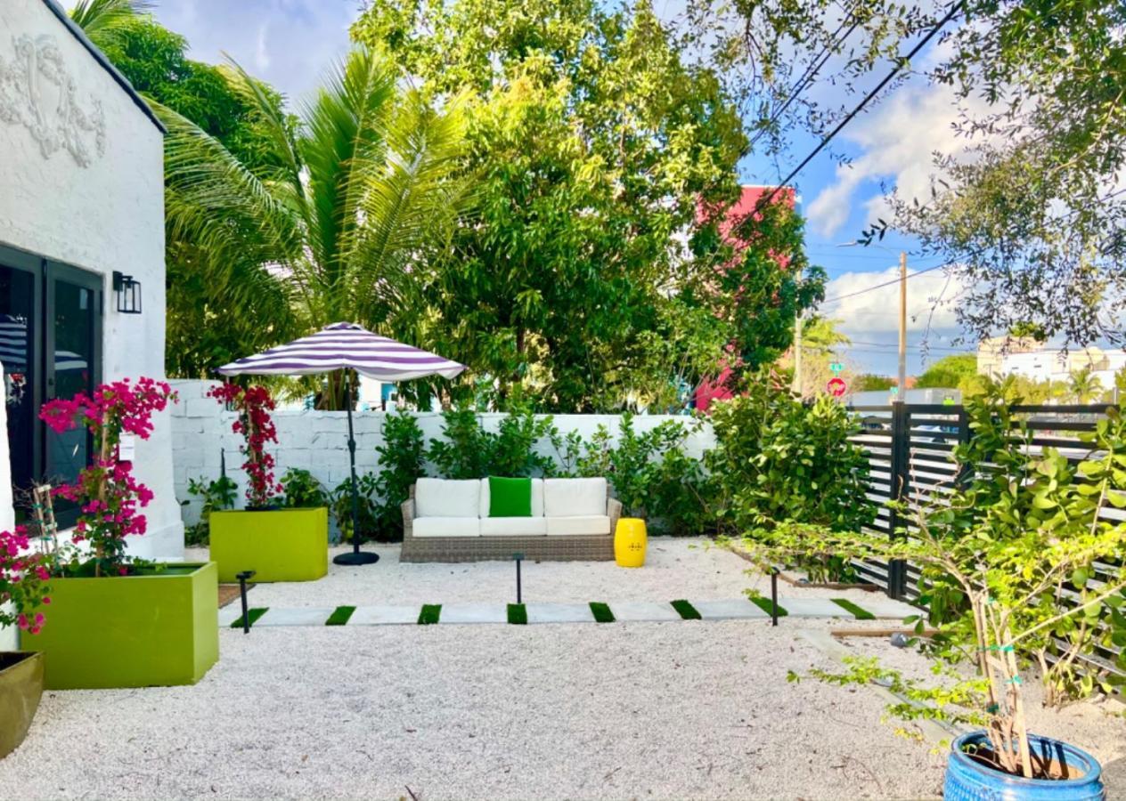 3 Seasons At The Carrington 3 Separate 2 Bedroom 1 Bathroom Apartments And A 3 Bedroom 2 Bathroom Villa マイアミ エクステリア 写真