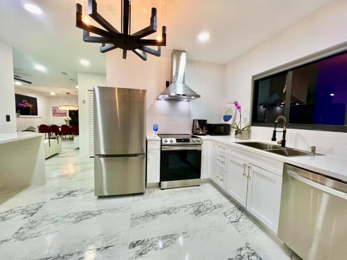 3 Seasons At The Carrington 3 Separate 2 Bedroom 1 Bathroom Apartments And A 3 Bedroom 2 Bathroom Villa マイアミ エクステリア 写真